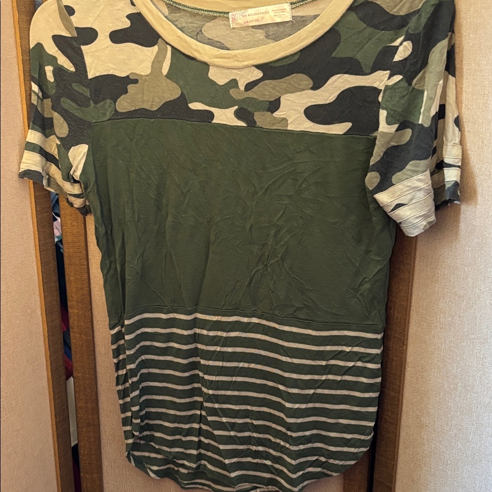 FINAL MARKDOWN No Boundaries junior Green
Camouflage Tee large